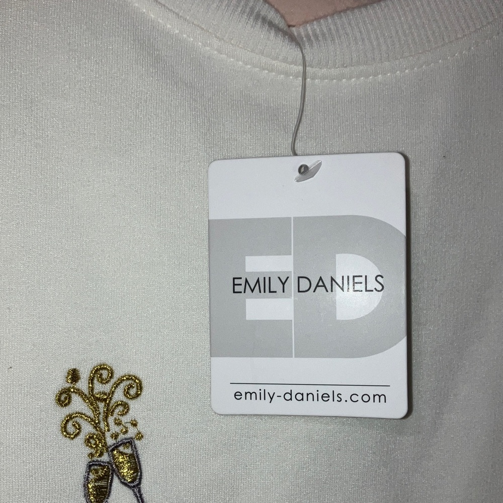 Elegant Cream V-Neck Sweater with Floral Accents - Picture 4 of 9
